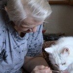 Бабушка кормит Джазю с ложечки